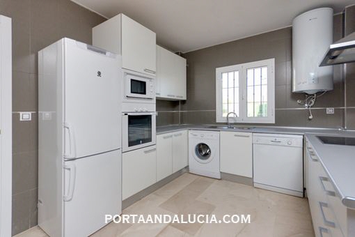 Kitchen with a lot of facilities