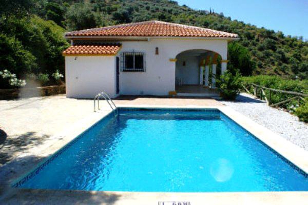 villa in Sayalonga for sale