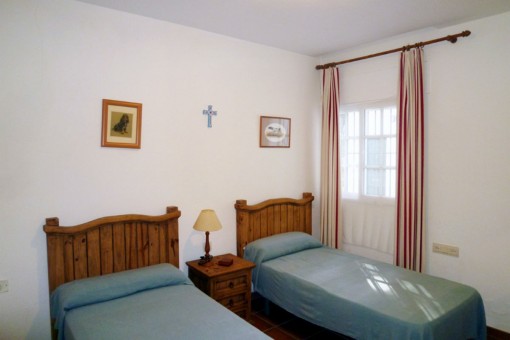 Bedroom with twin beds