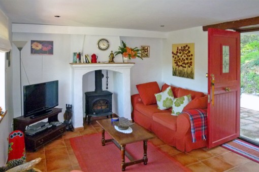 Living room in the guest appartment with a chimney
