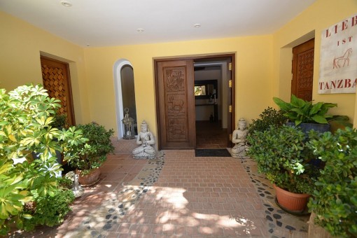The main entrance offers ornaments with traditional elements