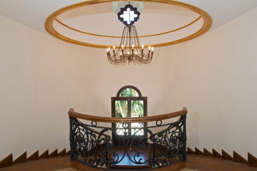 Gorgeous staircase with access to the garden