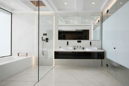 Elegant bathroom en suite