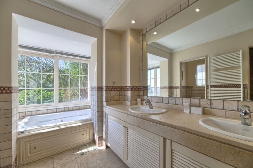 Light-flooded bathroom en suite