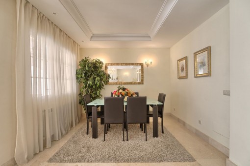 The dining area offers space for up to 6 people