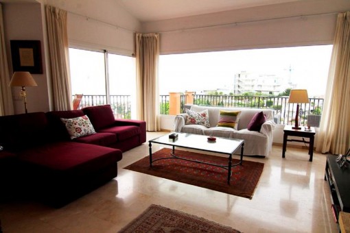 Cosy living area with access to the terrace