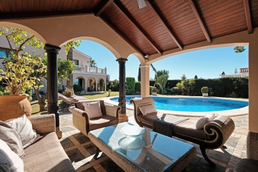 Comfortable lounge area with view to the pool