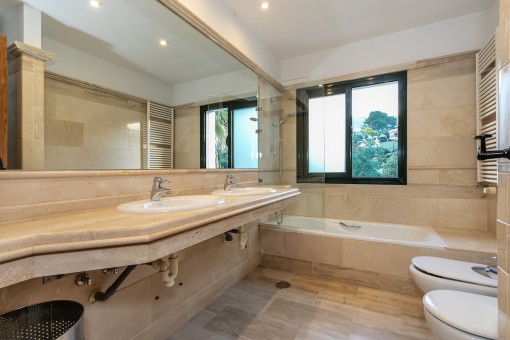 Another bathroom with bathtub