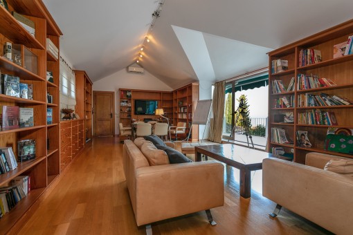 Reading room with access to the terrace