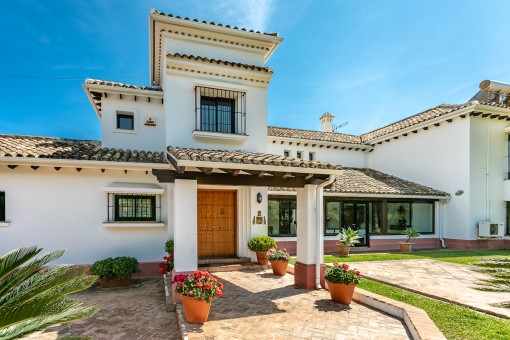 Front view and entrance area of the villa