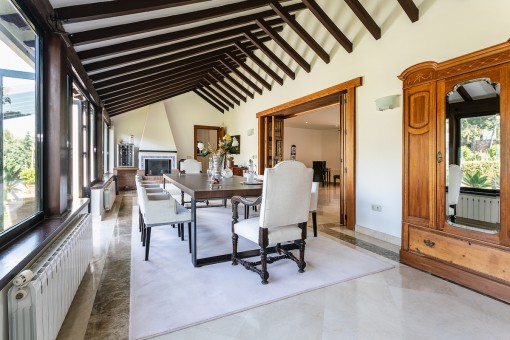 The dining area offers space for up to 10 people