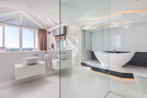 One of 6 bathrooms