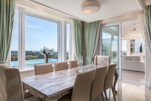 The dining area offers space for up to 8 people