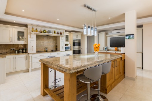 Large, fully equipped kitchen
