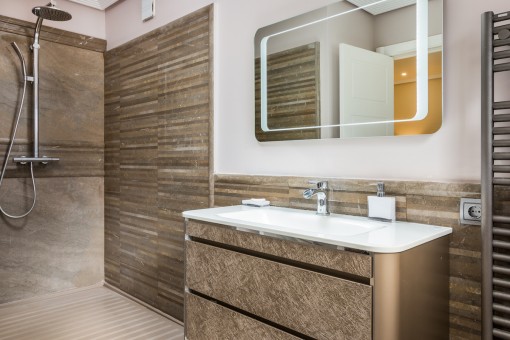One of 4 bathrooms