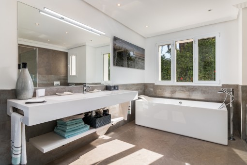 One of 4 bathrooms