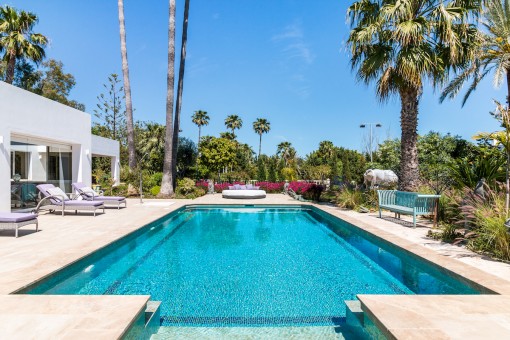 Magnificent villa with large garden in Estepona