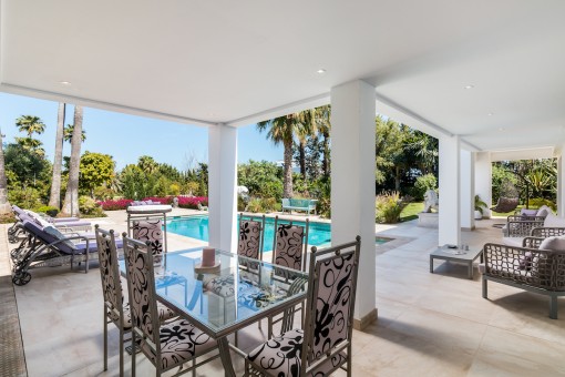 Charming terrace with dining area