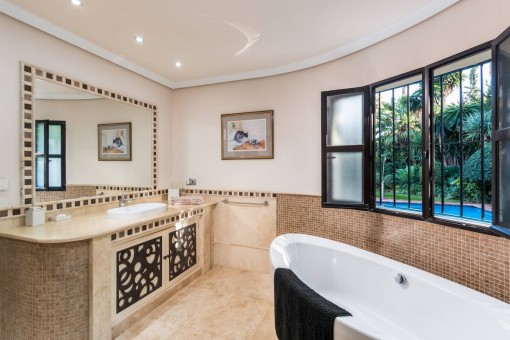 Alternative view of the bathroom