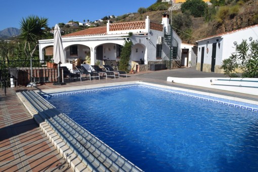 Fabulous country house with guest apartment just 10 minutes from the village Torrox and 15 minutes from the coast