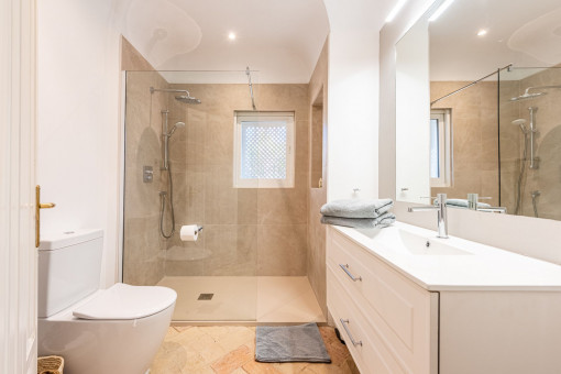 One of 5 bathrooms