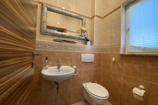 One of 5 bathrooms