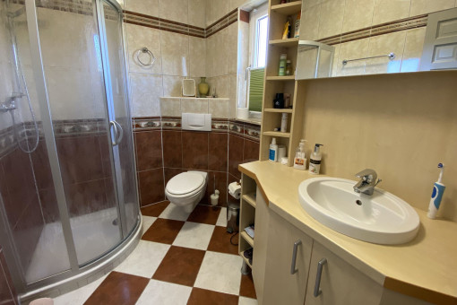One of 5 bathrooms