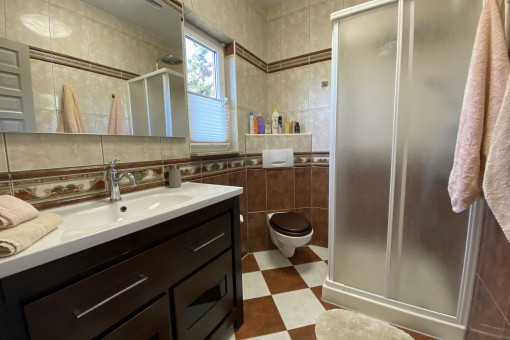 One of 5 bathrooms