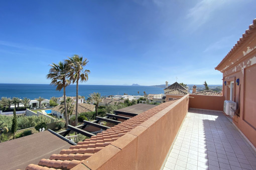 Villa with wonderful sea views, 4 living units, pool and garage in the urbanisation of Punta Chullera