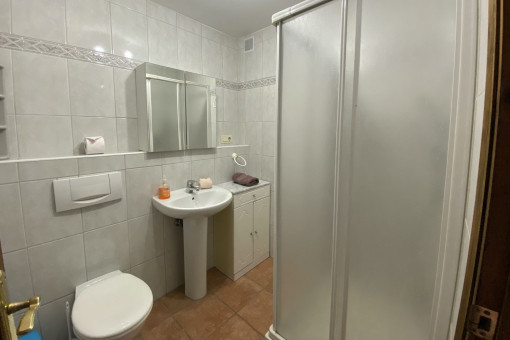 One of 5 bathrooms