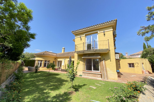 Classical-style villa in Sotogrande Costa with pool, garden and garage