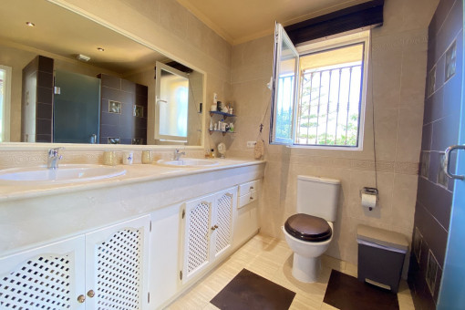 One of 4 bathrooms