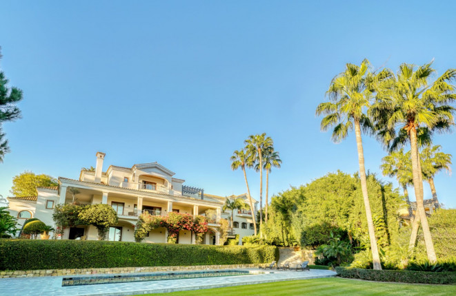Beautiful villa with swimming pool, golf view...
